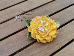 Haarspange-Häkelblume-Brosche mit Blättern gelb